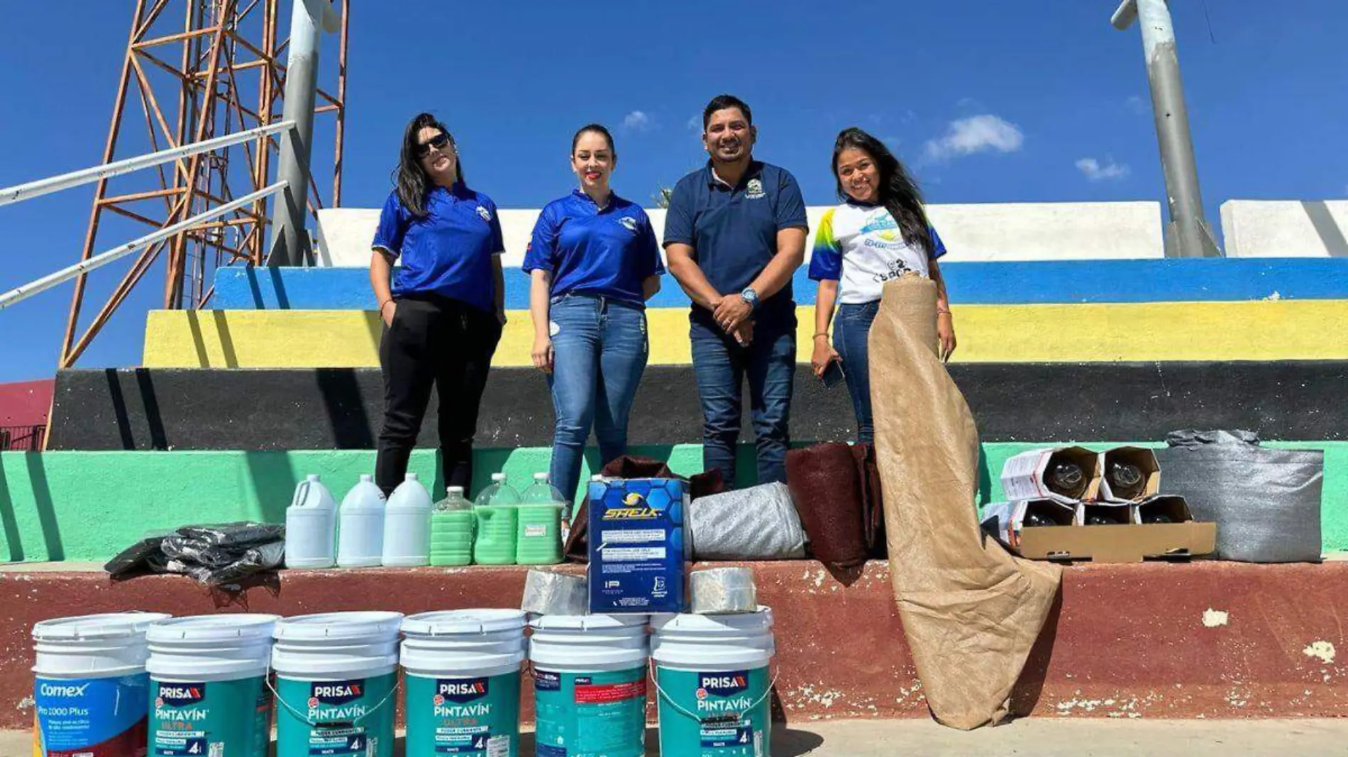 Indem recibe donativo de materiales para mejorar la cancha Leonardo Gastélum en Cabo San Lucas